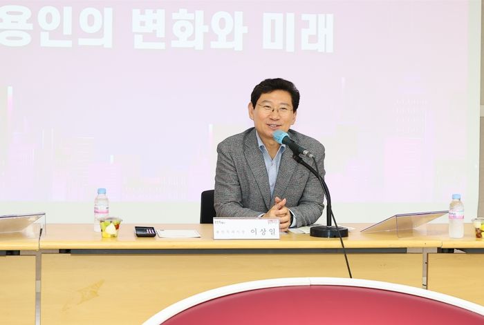 이상일 용인특례시장이 26일 중앙동 주민소통간담회에서 주민들과 이야기 나누고 있다.