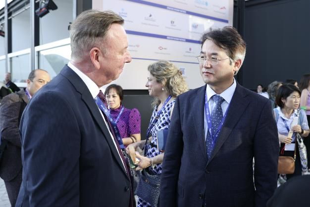 COP28 지역 기후행동 정상회의 개막식에서 지노 반 베긴 세계지방정부(ICLEI) 세계본부 사무총장과 대화하고 있는 이동환 고양시장
