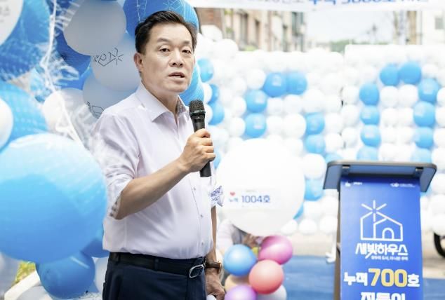 이재준 시장이 700번째 새빛하우스를 둘러보고 있다