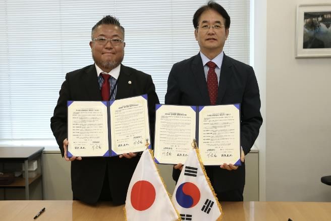 고양시-Vbest(베리베스트)법률사무소 업무협약 체결식((좌)하기와라 타츠야, (우)이동환 고양특례시장)