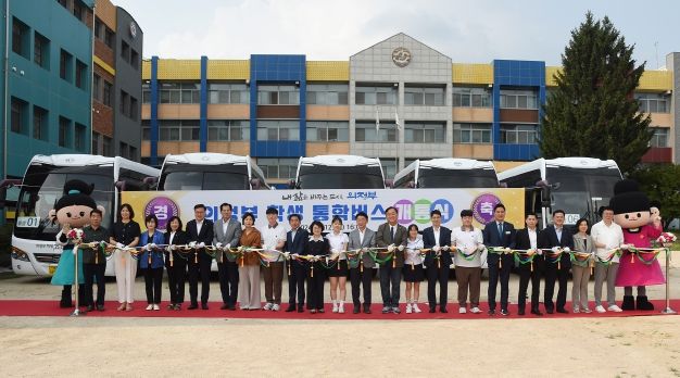 김동근 시장이 8월 12일 의정부 학생 통학버스 개통식에서 참석자들과 함께 색줄 자르기(테이프 커팅)를 하고 있다.