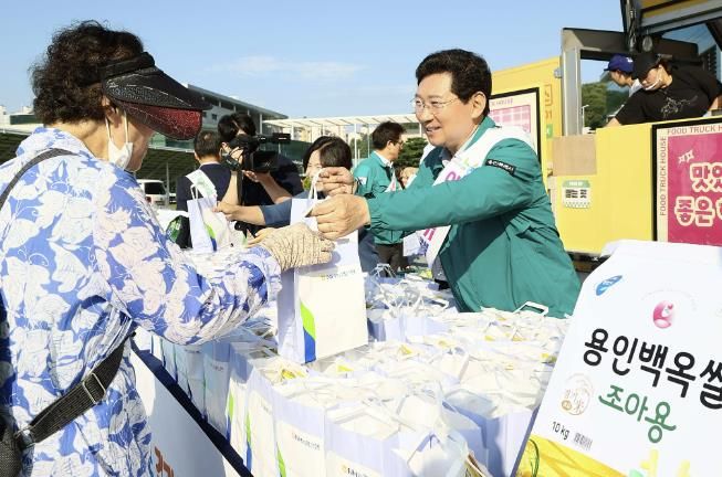 19일 용인특례시청 하늘광장에서 열린 용인백옥쌀 아침밥 먹기 캠페인에 참석한 이상일 시장