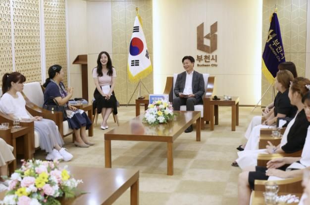 조용익 부천시장과 부천톡톡에 참여한 학부모 16명이 자녀 교육에 관해 격의 없이 대화하고 있다