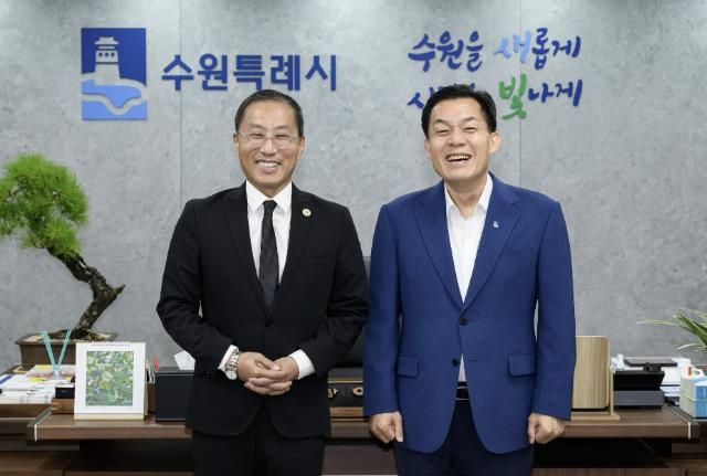 이재준 수원시장(오른쪽)과 프레드 정 풀러턴시장이 함께하고 있다.