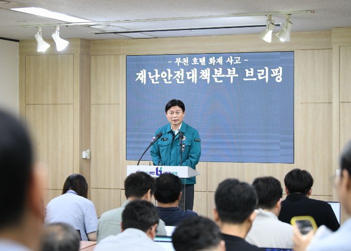 조용익 부천시장이 '부천 중동 호텔 화재 사고' 브리핑을 열고 피해자 지원에 총력을 다하겠다고 밝혔다.