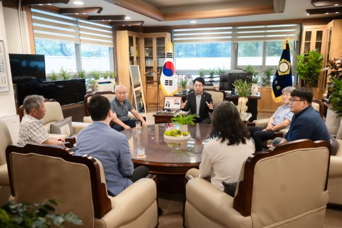 남양주시의회 조성대 의장과 이진환 의원은, 남양주시 소각장 반대위원회 위원들과 간담회를 가졌다.