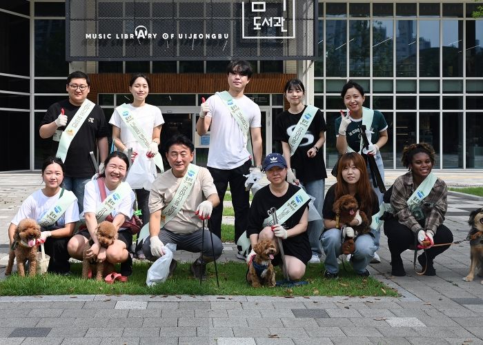 김동근 시장이 8월 24일 의정부 중랑천 발곡역~동오역 일대 산책로에서 ‘강아지똥 방범대(feat.김동근)’ 프로그램을 진행한 뒤 참여자들과 함께 기념사진을 찍고 있다.