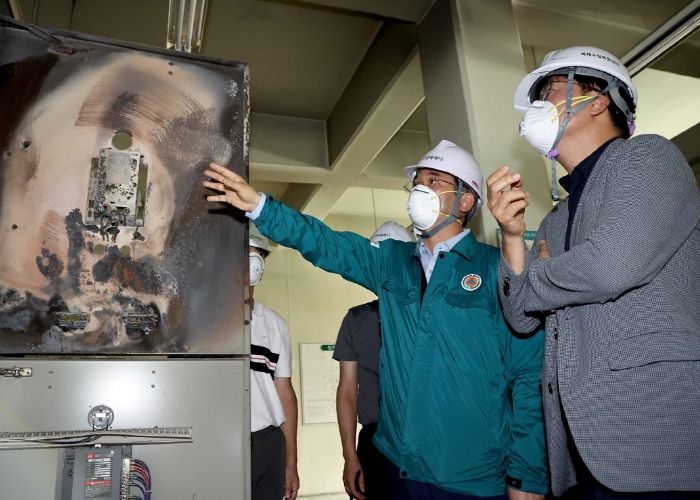 벽제수질복원센터 화재현장을 살펴보는 이동환 고양특례시장(오른쪽에서 두 번째)과 김종혁 당협위원장(오른쪽)