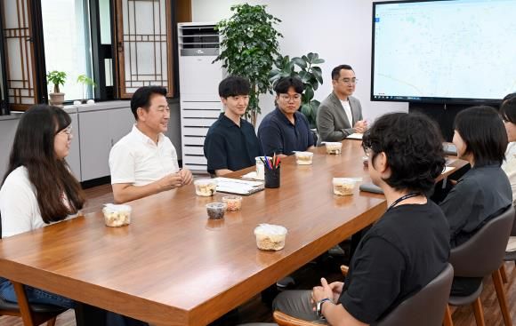 김동근 시장이 8월 26일 시장실에서 본청 소속 9급 직원 7명과 함께 ‘카페 무지개’를 열고 대화를 나누고 있다.