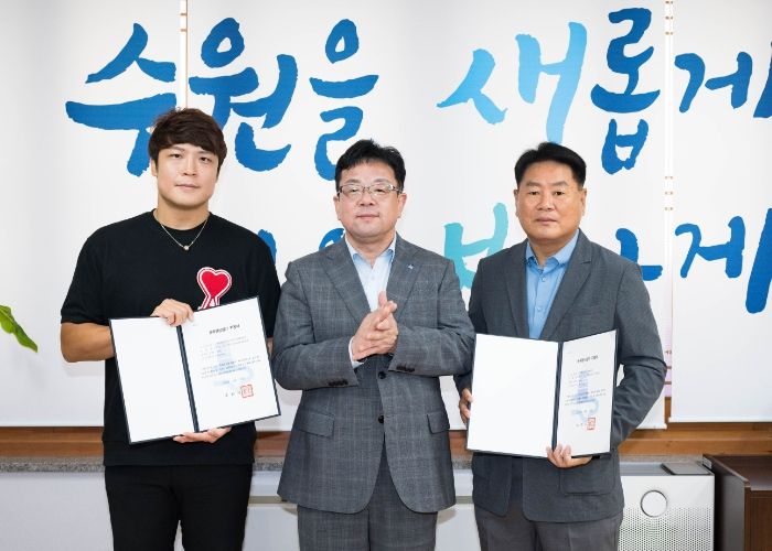 김현수 수원시 제1부시장(가운데)이 두 상인회에 지정서를 교부하고, 함께 사진을 찍었다.