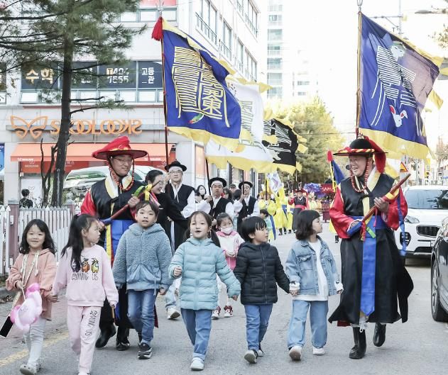 2023 인선왕후축제 ‘인선왕후 가례의식’. 임병택 시흥시장과 아이들이 함께 행진하고 있다.