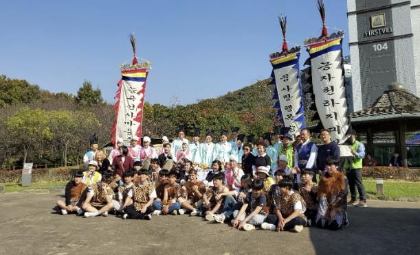 지난해 능곡선사마을축제에서 활약한 청소년과 마을주민들