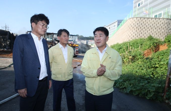 양감면화재 현장을 둘러보는 배정수화성시의회 의장