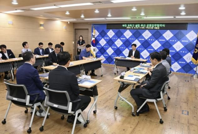 R&D기관 대표들과 특화산업 발전방안에 대해 논의하고 있다.