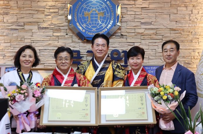 ‘2024년도 제2차 9단 수여식’에서 이동섭 국기원장과 태권도 9단 부부들이 기념 촬영을 하고 있다. 왼쪽부터 한점희 사범, 박종성 사범, 이동섭 국기원장, 임난희 사범, 김영덕 교수
