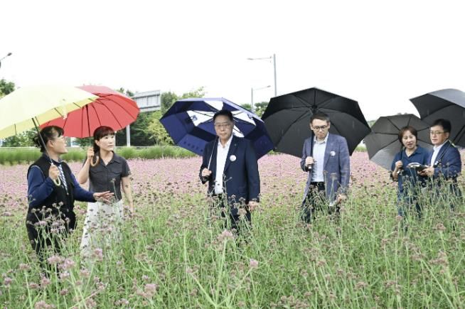 강수현 양주시장이 8월 27일 현장 간부회의를 열고 나리농원 준비상황을 둘러보고 있다