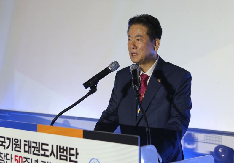 이동섭 국기원장이 기념사를 하고 있는 모습