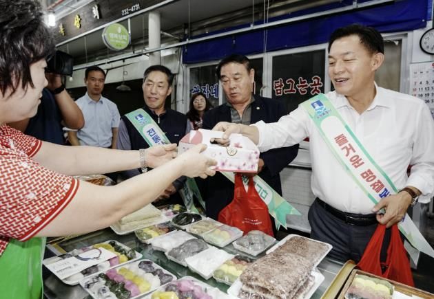 지난 2023년 추석을 앞두고 이재준 수원시장이 수원의 한 전통시장에서 장을 보고 있다