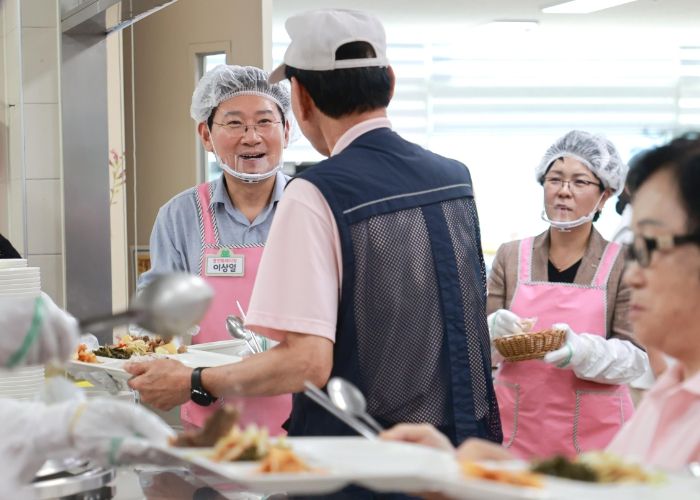이상일 용인특례시장이 10일 처인노인복지관을 찾아 추석맞이 배식봉사를 하고있다
