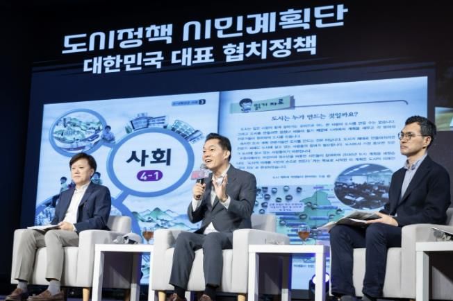 이재준 수원시장(가운데)이 토크콘서트에서 발언하고 있다.