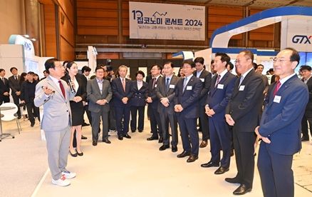 이현재 하남시장이 지난 27일 코엑스에서 열린 「제10회 집코노미 박람회 2024」서 박상우 국토부 장관, 오세훈 서울시장 등 주요 내빈을 만나 “미래형 첨단산업 육성의 핵심이 될 캠프콜번과 K-스타월드 사업 추진에 대해 설명하고 있다.