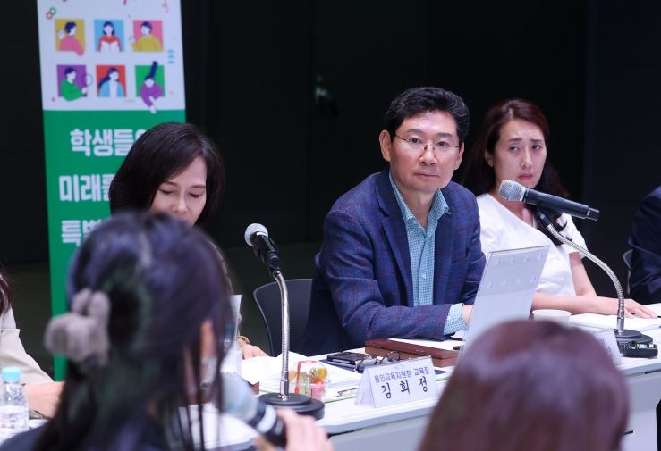 이상일 용인특례시장은 30일 기흥구 동백동 용인미디어센터에서 기흥지역 초등학교 학부모 대표들과 간담회를 가졌다.
