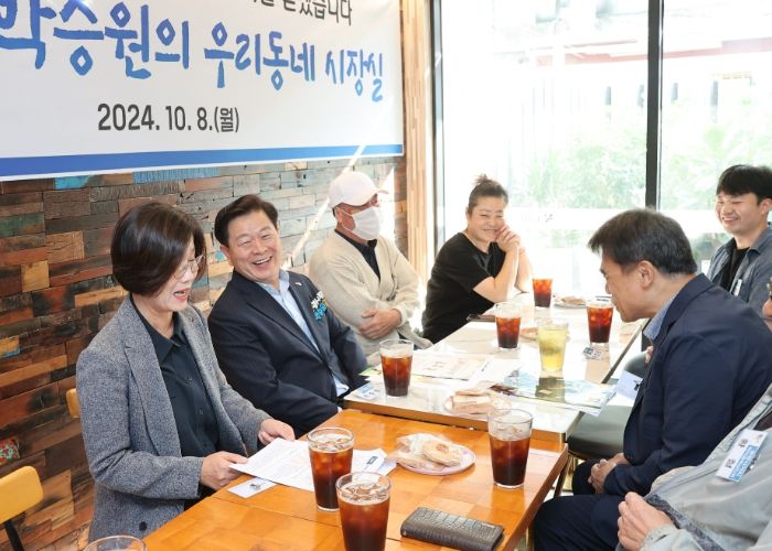박승원 광명시장은 8일 광명4동에서 올해 여덟 번째 ‘우리동네 시장실’을 진행했다. 사진은 박승원 광명시장이 광명4동 상인회와 간담회를 갖는 모습.