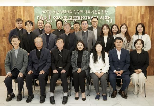 참석자들이 기념 촬영을 하고 있다.