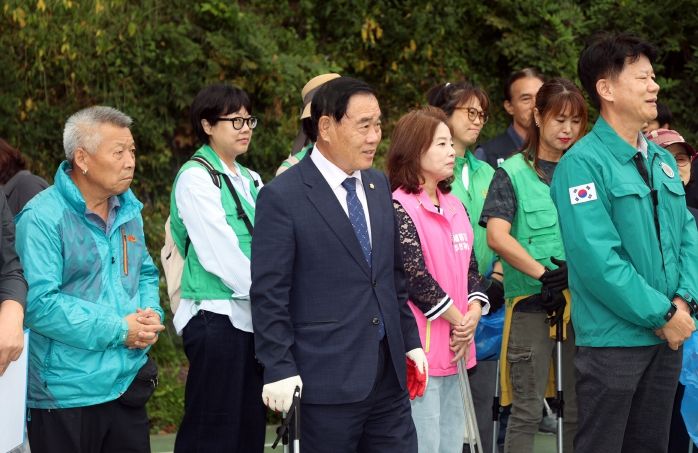 수원특례시의회 이재식 의장, 수원천 환경정화활동 동참