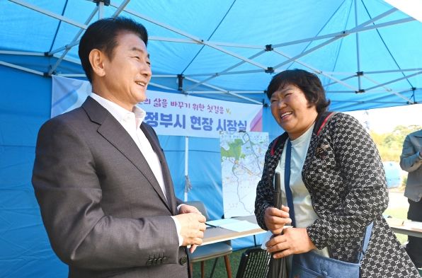김동근 시장이 10월 18일 송산1동 주민센터에서 ‘현장시장실’을 열고 주민들과 소통하고 있다.