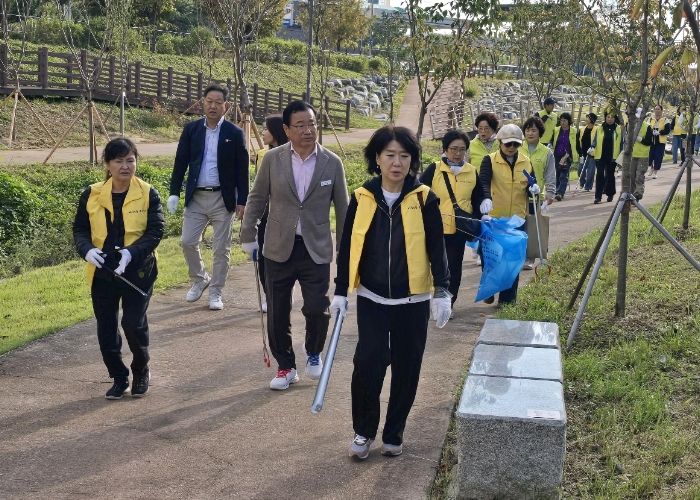 이현재 하남시장이 23일 망월천에서 진행된 ‘망월천 생태환경 정화 캠페인’에 참여해 쓰레기를 줍고 있다.