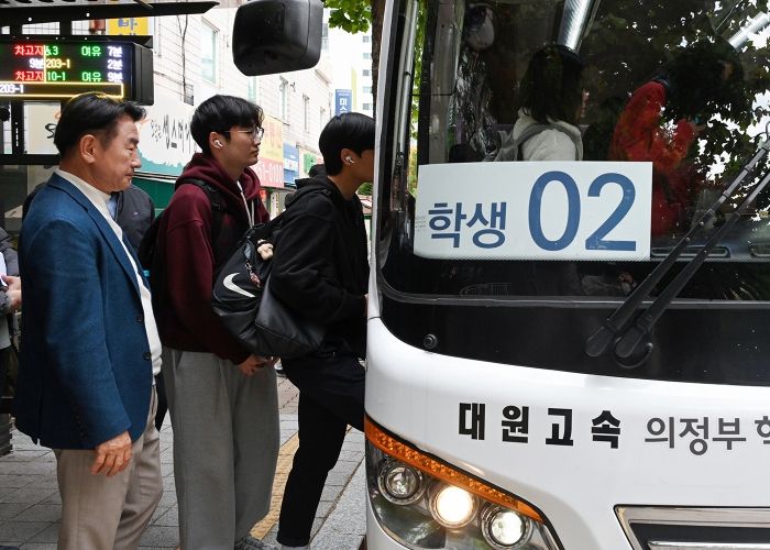 김동근 시장이 10월 29일 의정부 학생 통학버스에 탑승하고 있다.