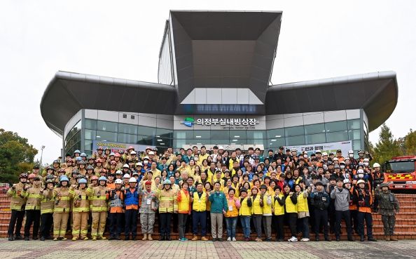 김동근 시장이 11월 1일 ‘2024년 재난대응 안전한국훈련’에 참여해 참석자들과 함께 기념사진을 찍고 있다.