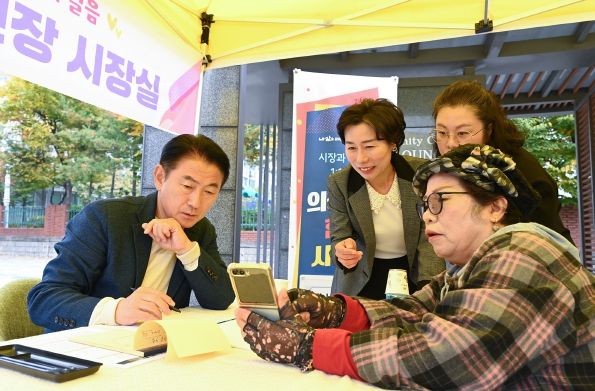 김동근 시장이 11월 1일 장암발곡근린공원에서 ‘현장시장실’을 열고 시민들과 소통하고 있다.