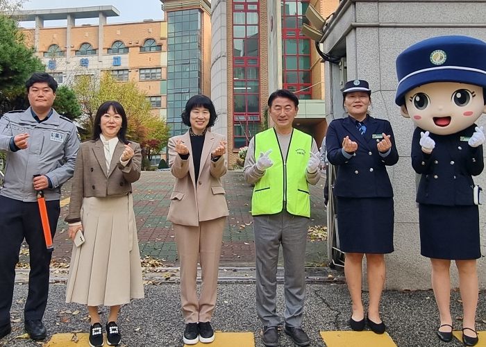 김동근 시장이 11월 4일 오전 버들개초등학교 정문에서 ‘어린이보호구역(스쿨존) 교통안전 운동(캠페인)’을 실시한 뒤 참여자들과 함께 기념사진을 찍고 있다.