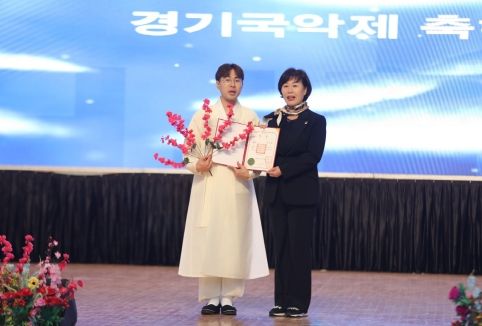 1. 명인부 종합대상 마도현씨에게 시상하는 이채영 의원.