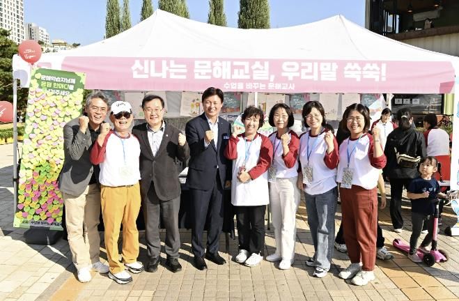 조용익 부천시장이 지난 10월 12일 부천중앙공원에서 열린 '부천시평생학습축제'에서 시민들을 만났다.