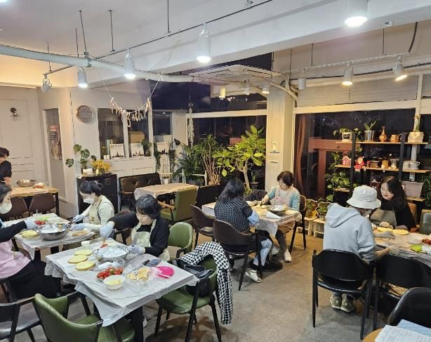 부천시 우리동네 학습공간 ‘소사하루카페’에서 시민들이 ‘퇴근학습길’ 프로그램 ‘퇴근 후 베이킹’을 수강하고 있다.