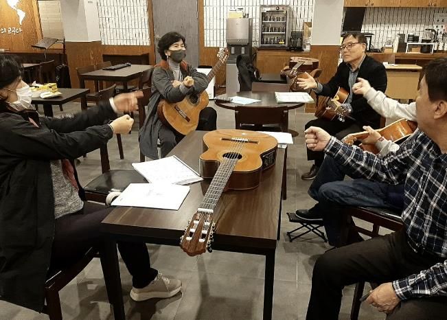 학습 소모임 ’어울림‘이 부천시의 찾아가는 배달강좌 ’학습똑‘ 사업을 통해 ’즐거운 기타 강좌‘를 수강하고 있다.