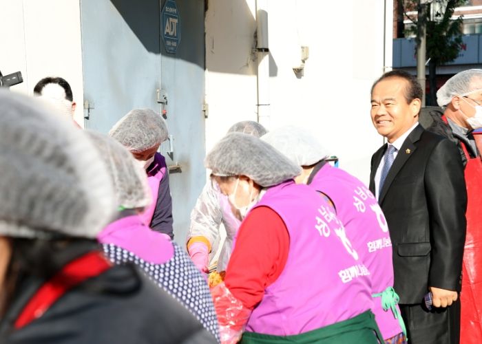 성남시의회, 성남농협 김장담그기 행사 참석