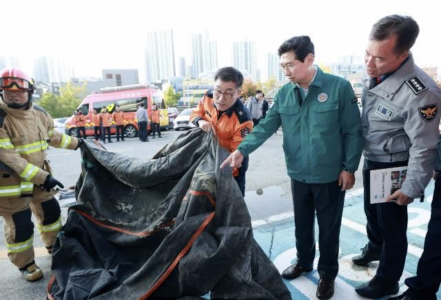 7일 용인소방서에서 열린 '제8회 용인특례시 안전문화살롱' 에서 이상일 시장이 전기자동차 화재 진압 훈련을 보고 있다