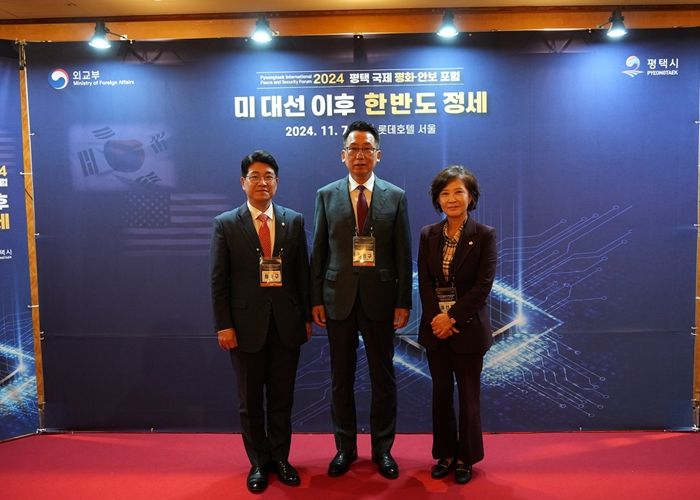 2024 평택 국제 평화안보 포럼에 참석한 평택시의회 의원 (좌로부터 최준구 의원, 강정구 의장, 최선자 의원)
