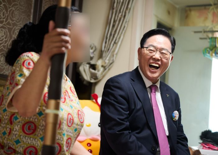 강수현 양주시장이 지난 13일 다가오는 추운 겨울을 앞두고 양주시 사회복지과장 및 백석읍장과 함께 홀몸 어르신 가구를 찾아 안부를 살피는 등 ‘소통 행정’의 행보를 이어가 눈길을 끌고 있다.