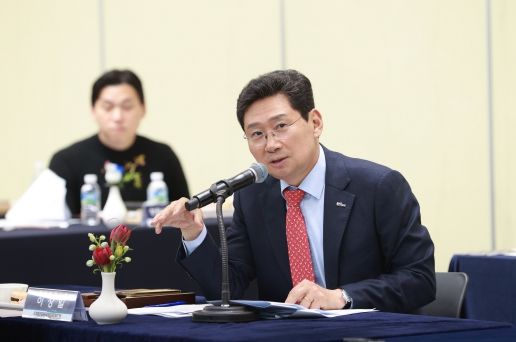 이상일 용인특례시장이 15이 창원특례시 창원시에서 열린 '대한민국특례시 시장협의회 정기회의'에서 의견을 말하고 있다.