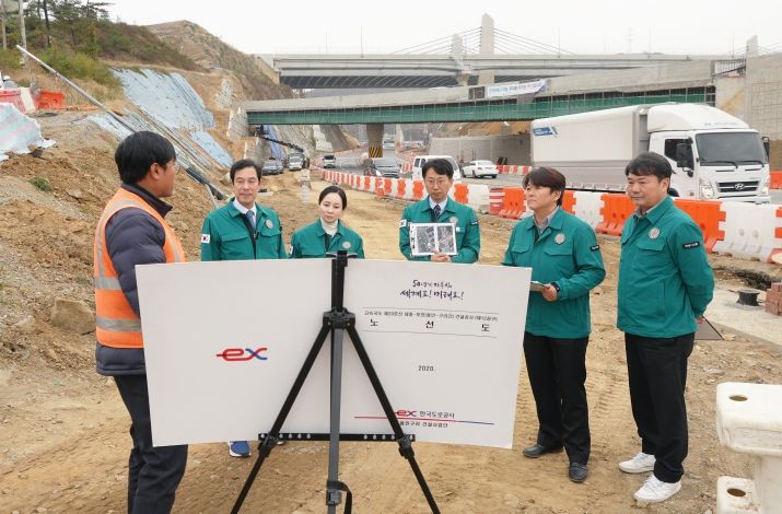 하남시의회 자치행정위원회 의원들이 11월 20일 오후 2024년 행정사무감사를 앞두고 하남문화재단을 방문해 관계자로부터 사업 추진 사항을 청취하고 있다. (사진_하남시의회 제공)