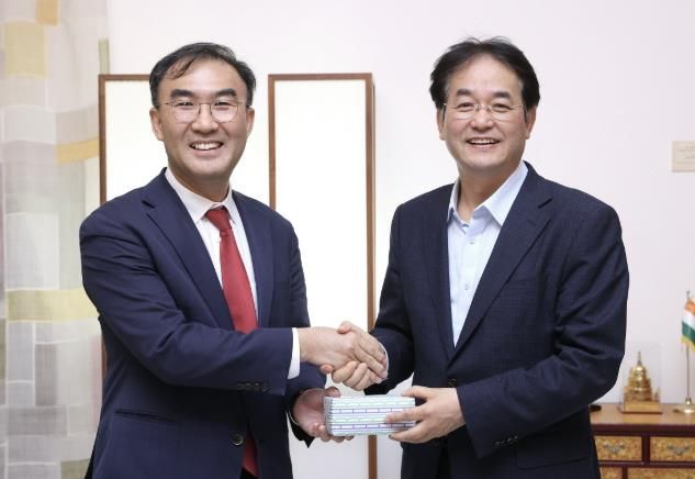 이성호 주인도대사(왼쪽), 이동환 고양특례시장(오른쪽)