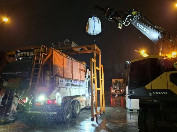 성남시, 첫 눈에 취약지역 밤샘 제설작업…시민 출근길 안전 총력