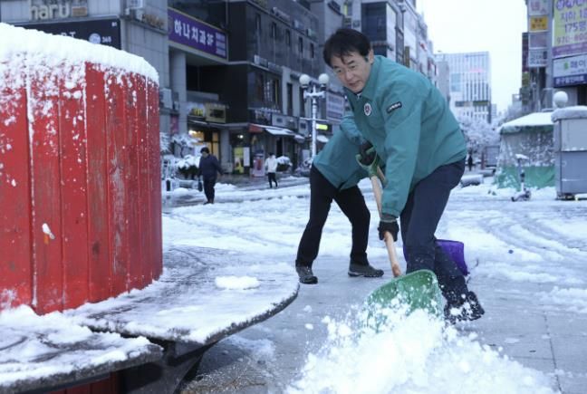 이동환 고양특례시장, 간부회의 취소 후 제설작업 현장 방문