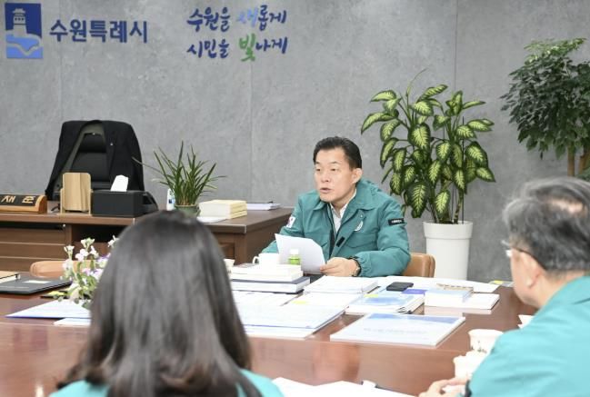 이재준 수원시장이 긴급대책회의를 주재하고 있다.