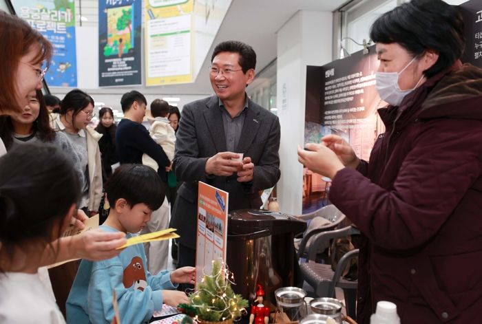 이상일 용인특례시장은 30일 오후 처인구 삼가동 용인어린이상상의 숲 지하 1층에서 열린 ‘2024 용인 문화도시 플랫폼 축제’ 현장을 방문해 시민들과 소통했다.
